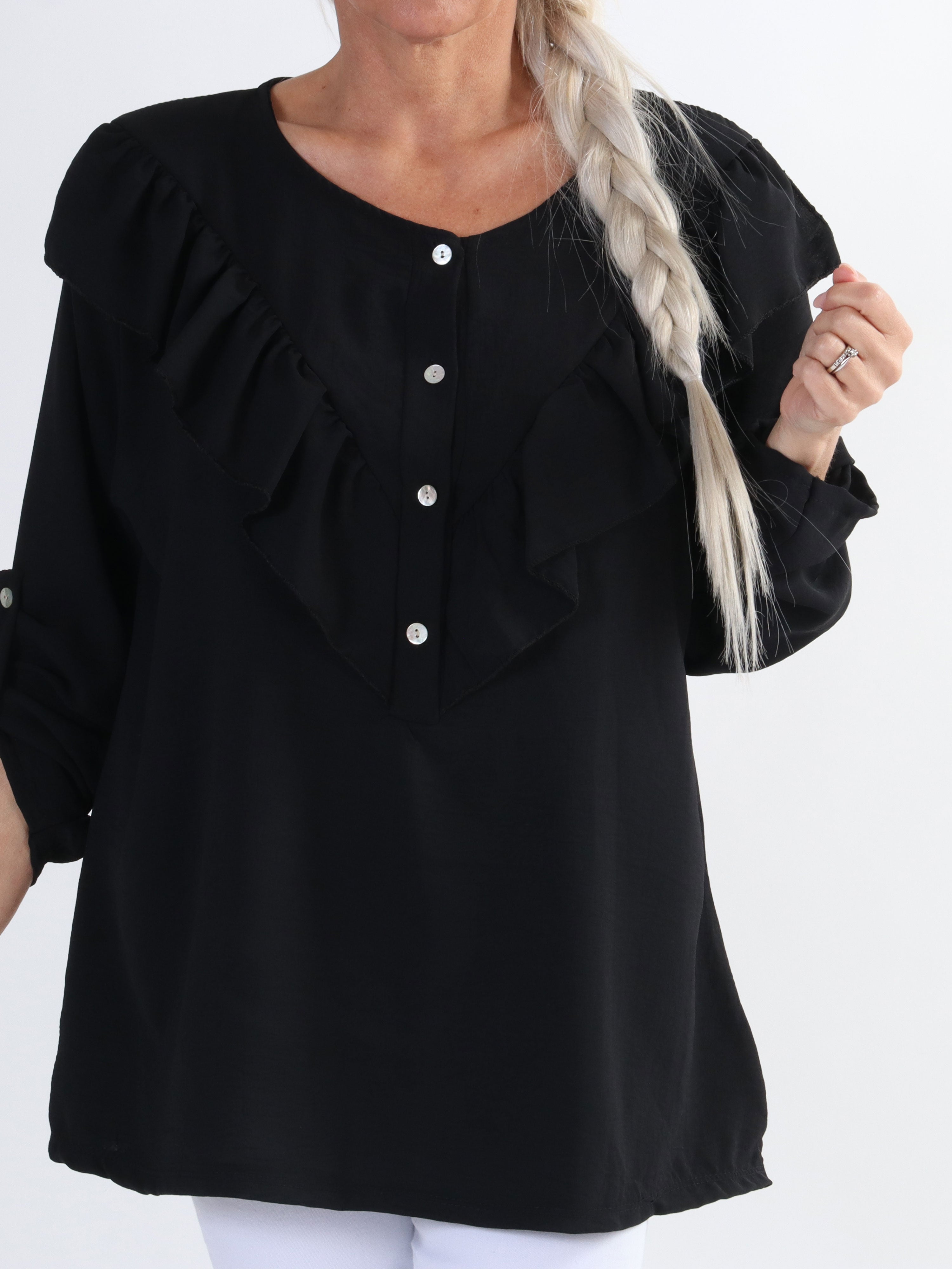 Nicola - Söt plus size blus med volanger och knappar